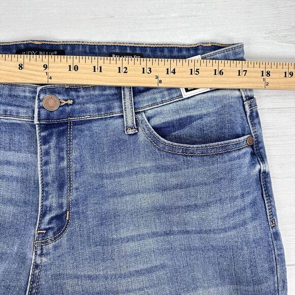 Judy Blue Jeans Women 15 / 32 Mid Rise Relaxed Fit Blue Medium Wash Tapered NWT - Picture 11 of 16
